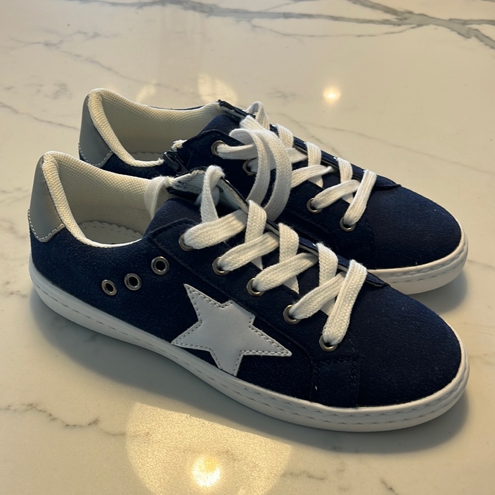 Brand new boys hoo star sneakers size 5 ( runs small)